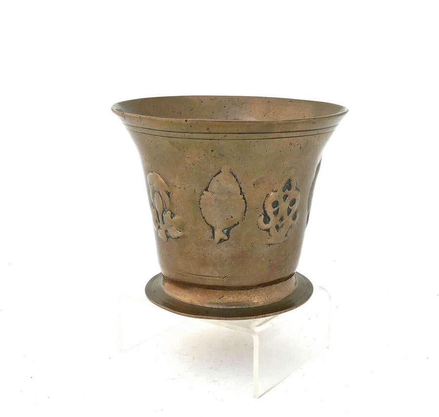 Antique Metalware 17thc Bronze Suffolk X Mortar With Acorn, Heart, And Flower Head Casting